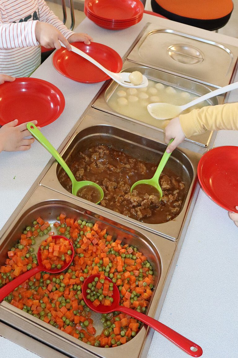 Selbstbedienung am Kinderbuffet