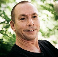 Lehrkraft an der Freien berufsbildenden Schule Dresden Harald Köhler Portrait von Lehrkraft an der Freien berufsbildenden Schule Dresden Harald Köhler vor grünem natürlichen Hintergrund