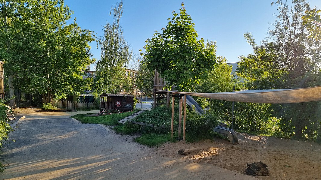 Garten_Fahrzeugstrecke_mittlerer Sandkasten&Rutsche