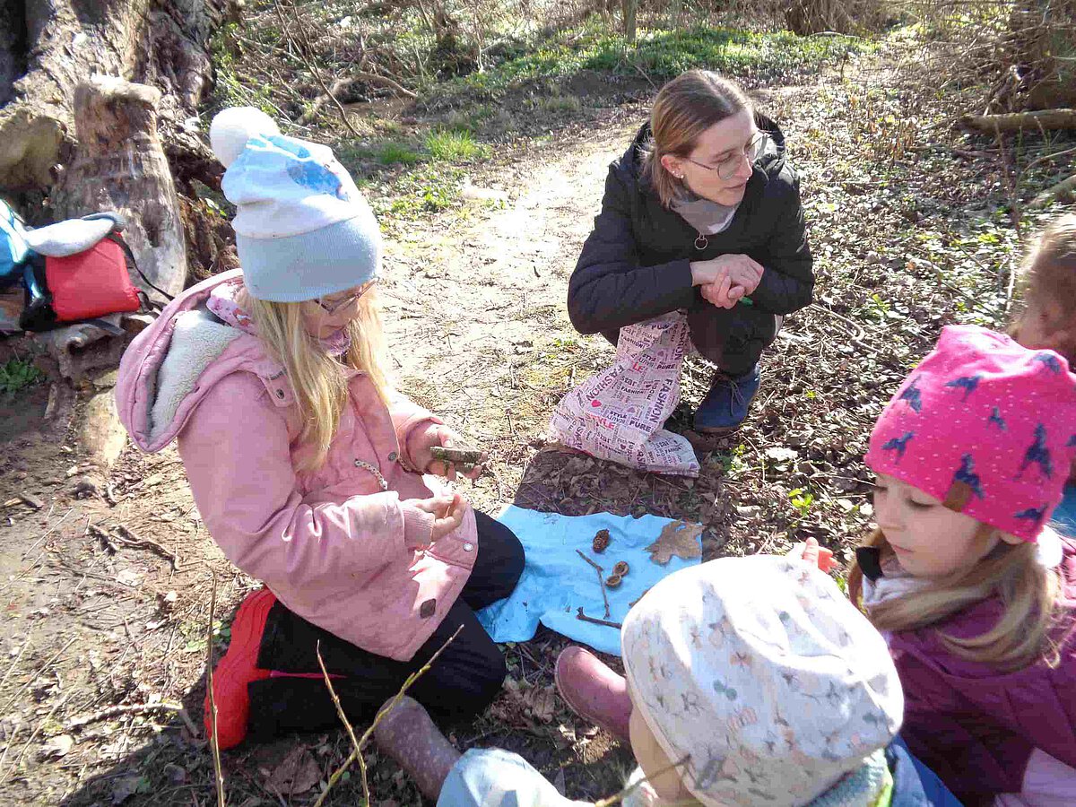 Erzieherin Sophia erlebt die Waldtage mit den Kindern in der Natur