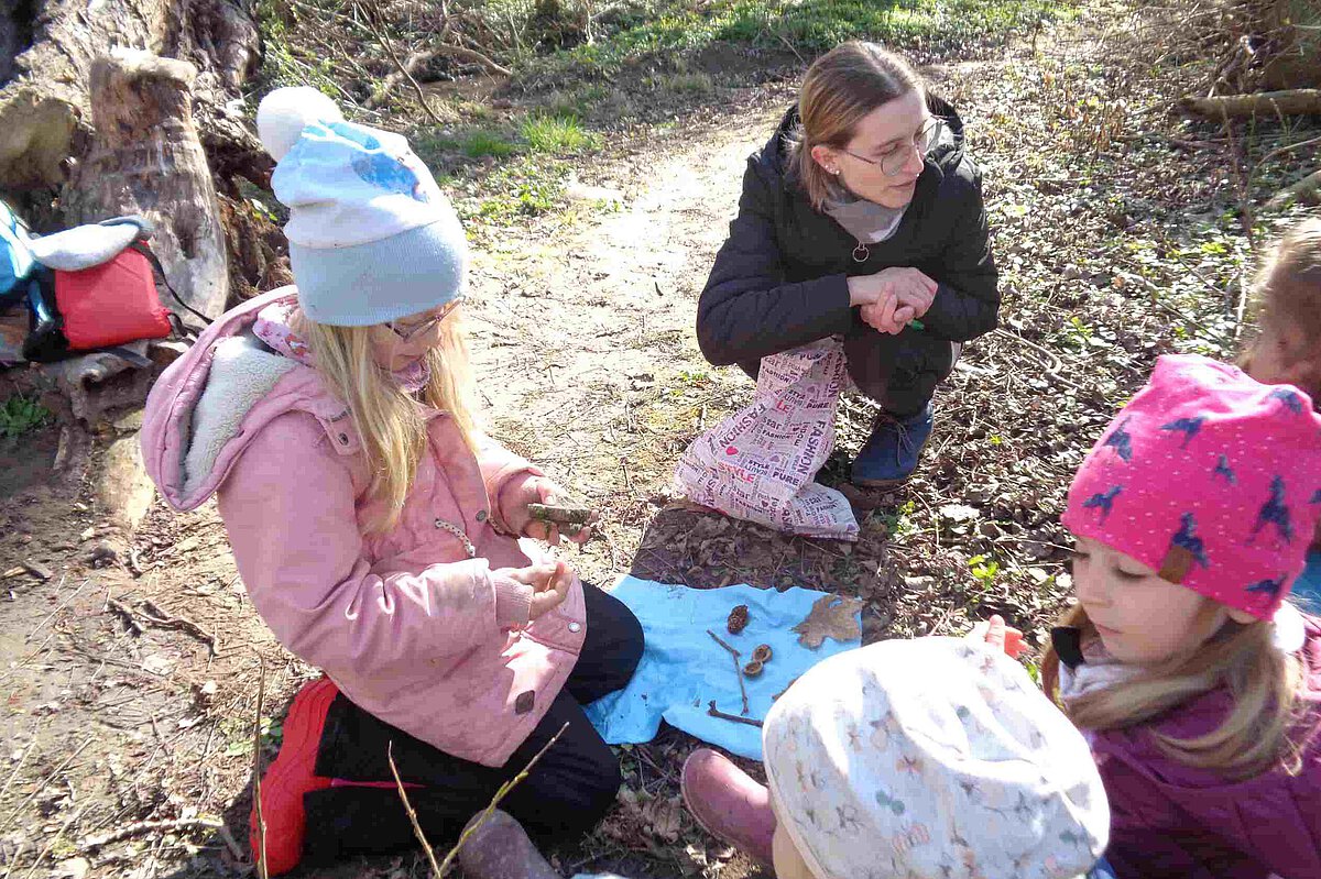 Erzieherin Sophia erlebt die Waldtage mit den Kindern in der Natur
