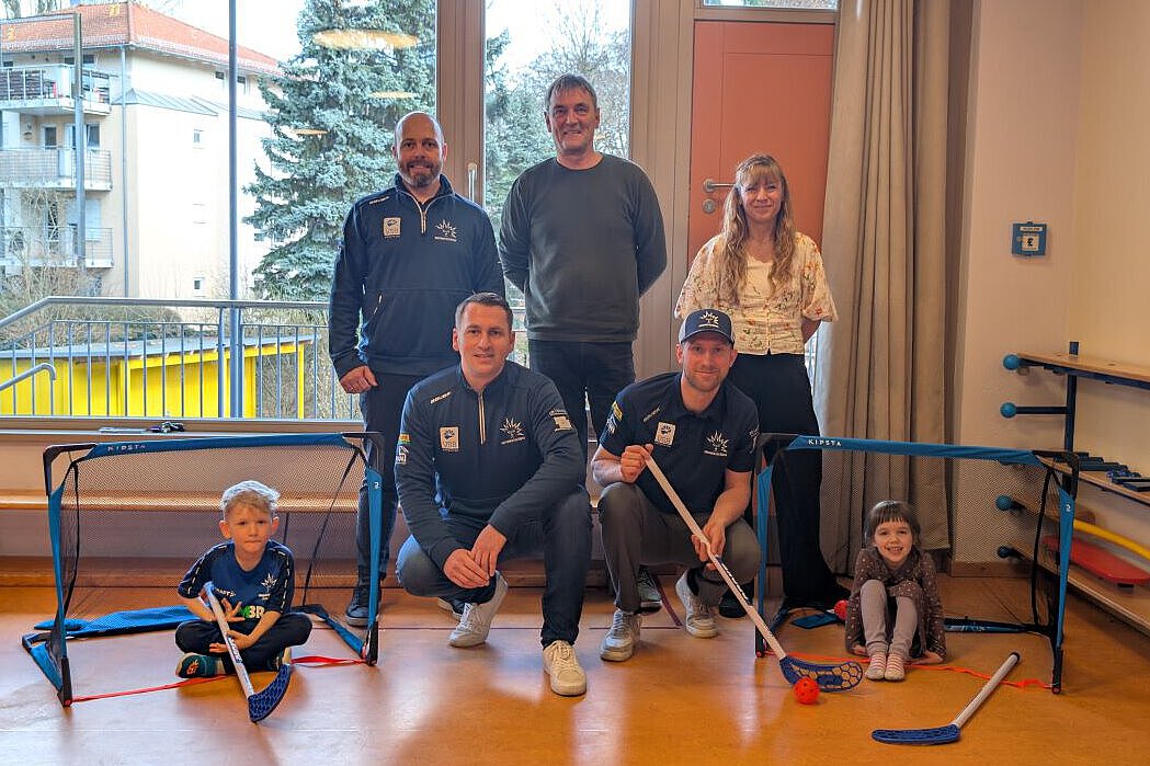 Kooperation der Eislöwen mit TSA in Kindertagesstätte Striesener Entdeckerland besiegelt, Kinder, Verein, Geschäftsleitung und Einrichtungsleitung lächeln in die Kamera