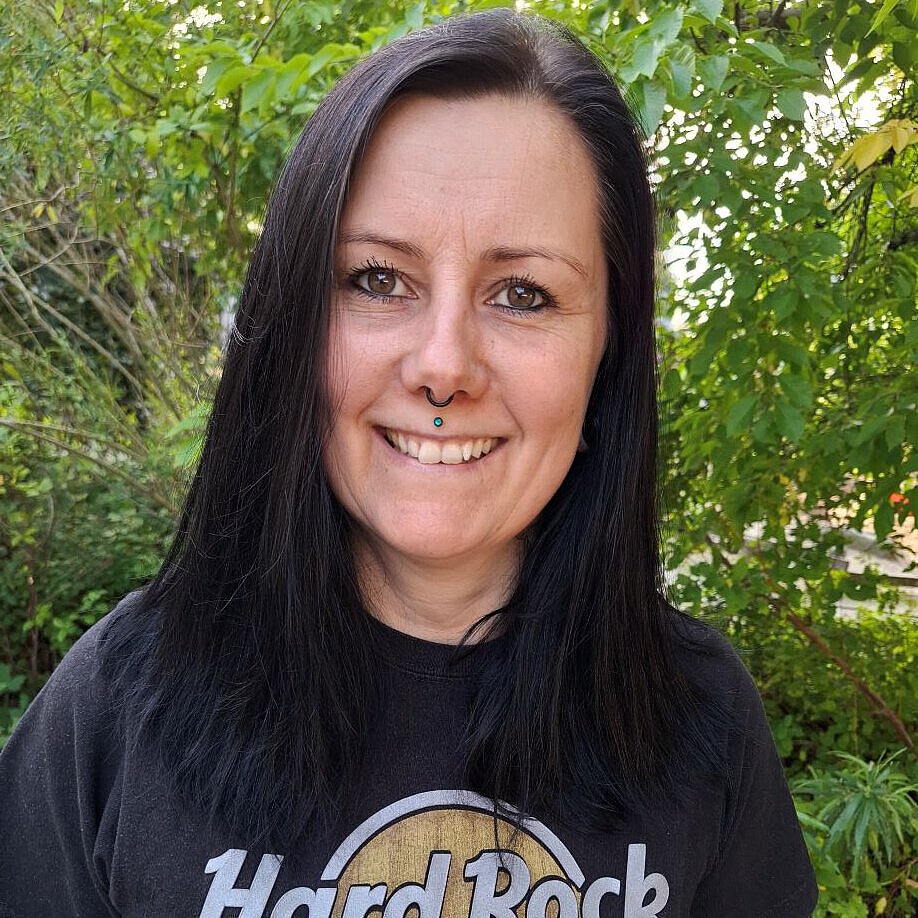 Einrichtungsleitung Hort Hermsdorf Janis Huhn Portrait Einrichtungsleitung Hort Hermsdorf Janis Huhn vor grünem natürlichen Hintergrund