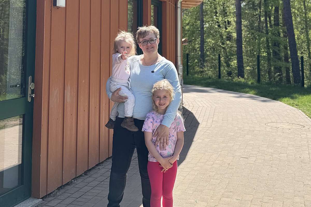 Elternbeirat mit ihren beiden Kindern vor dem Kindergarten Am-Wald-Klinikum in Gera