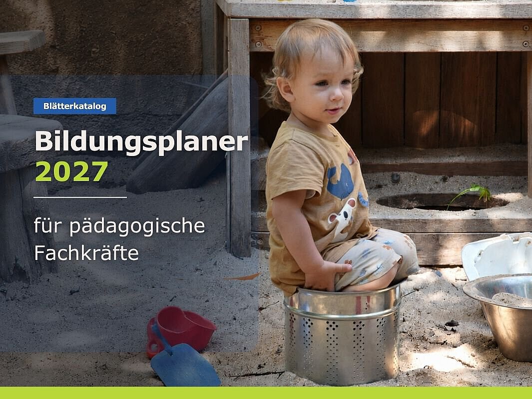 Kind beim entdeckenden Spielen im Sandbereich einer Kita