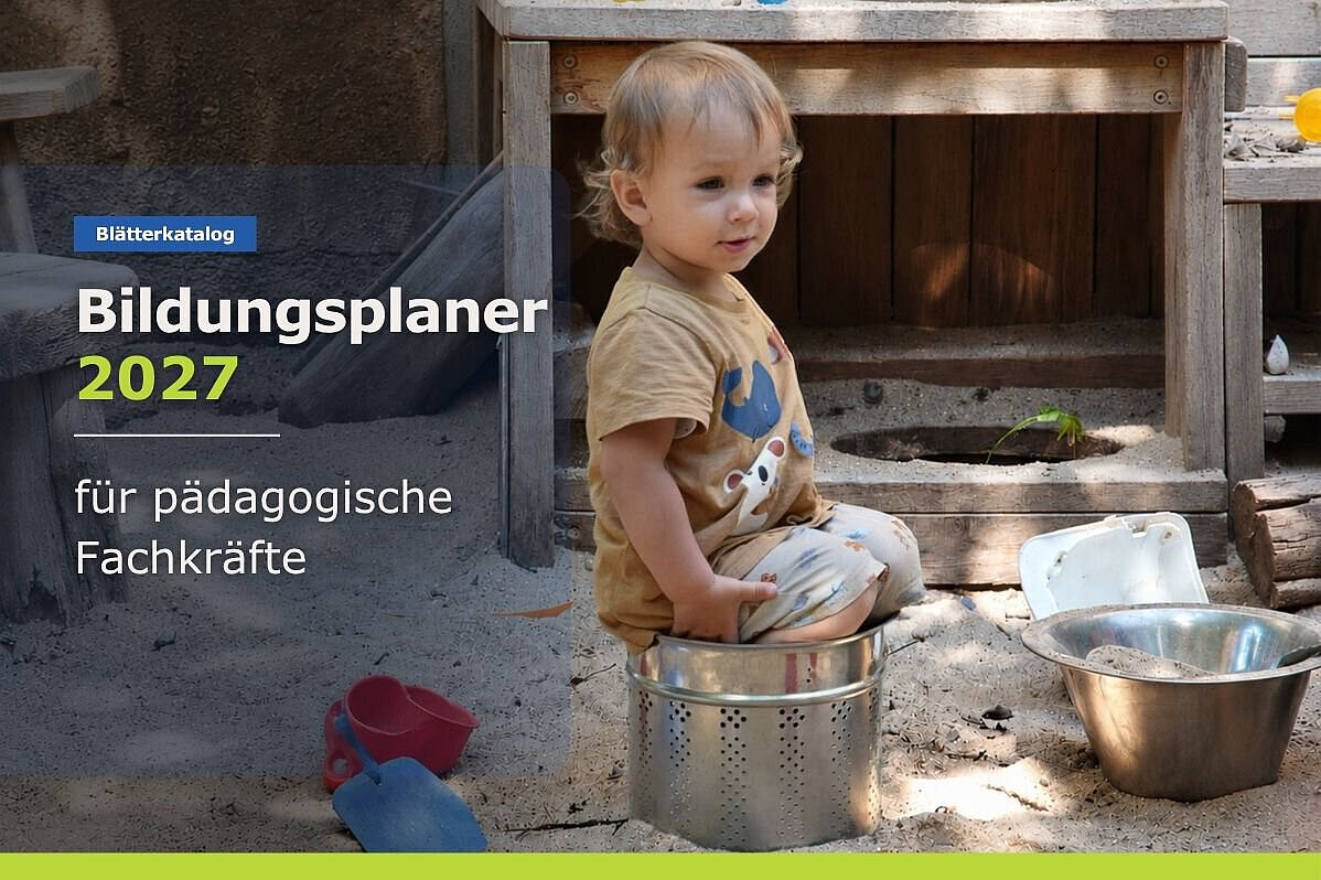 Bildungsplaner 2027: Fortbildungen für pädagogische Fachkräfte Kind beim entdeckenden Spielen im Sandbereich einer Kita