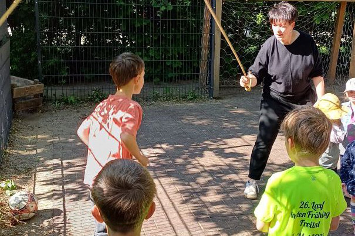 Bewegungsangebot mit Kindern im Außenbereich der Kita Bergfelderweg.