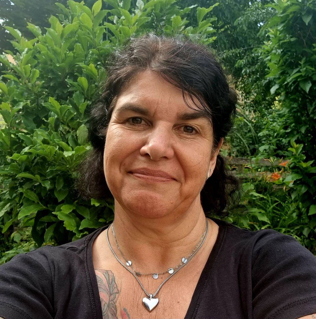 Einrichtungsleitung der Kindertagesstätte Grunaer Kinderwelt Simone Weyde Portrait von Einrichtungsleitung der Kindertagesstätte Grunaer Kinderwelt Simone Weyde vor grünem natürlichen Hintergrund