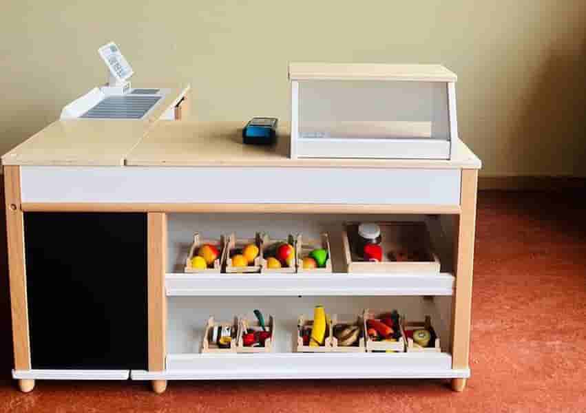 Kaufmannsladen im Kindergarten – Rollenspielbereich mit Verkaufsregal und Zubehör Holz-Kaufmannsladen im Kindergarten mit Verkaufsregal, Spiellebensmitteln, Ablageflächen und Spielkasse