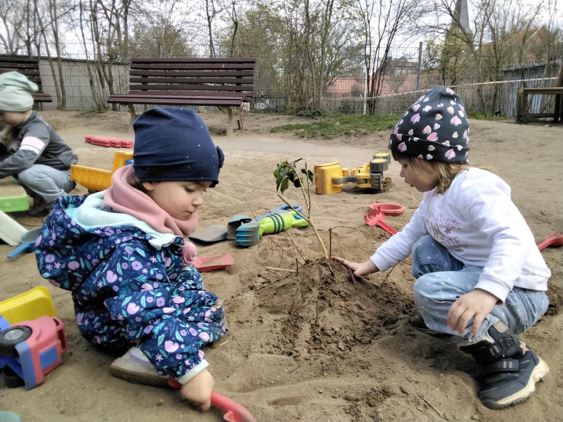 Spiel im Sand - Kontruktion - Freispiel - Kindergarten Windischholzhausen Zwei Kinder sitzen in der Sandkiste und konsturieren eine Sandburg