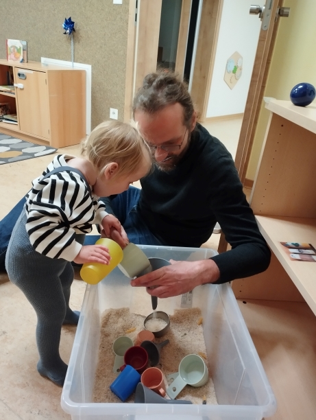 Eingewöhnung Kindergarten Am Wald-Klinikum in Gera Eingewöhnung im Kindergarten Am Wald-Klinikum: Spielerisches Lernen mit Alltagsmaterialien. Kinder erkunden in sicherer Umgebung verschiedene Materialien und entwickeln dabei motorische Fähigkeiten.