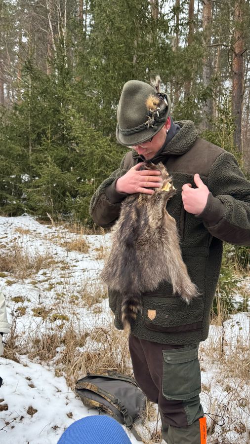 Jäger, der Fuchsfell vor seinen Körper hält