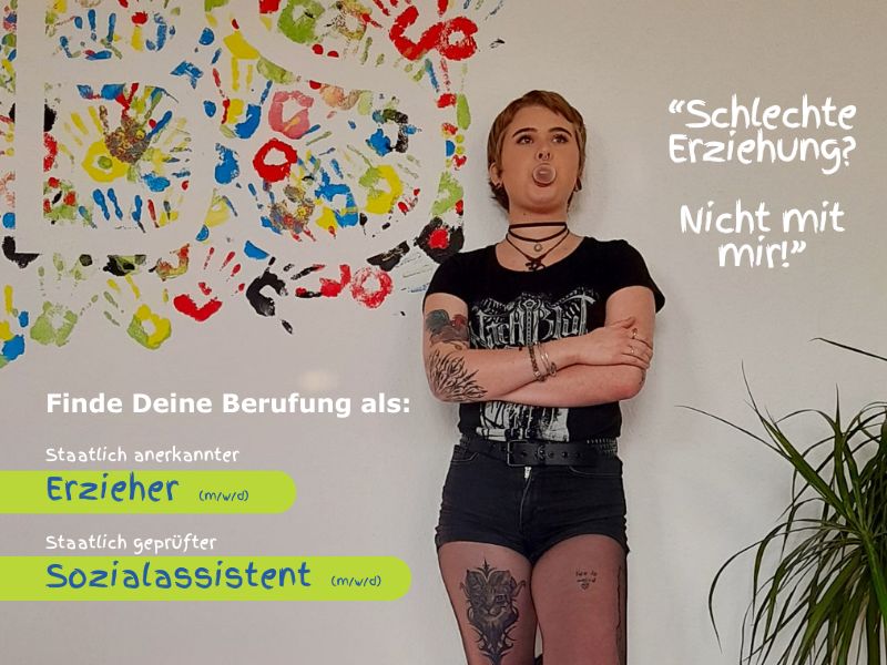 Erzieherauszubildende Auszubildende der FBS Dresden steht an der Wand