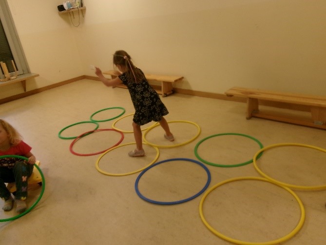 Kind läuft einen Parcours aus Ringen